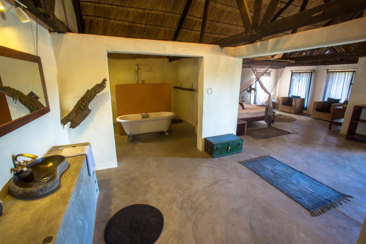 Track And Trail River Camp Kakumbi Exterior foto
